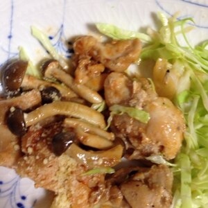 洋風おつまみ♪鶏モモ肉としめじのトマトチーズ炒め